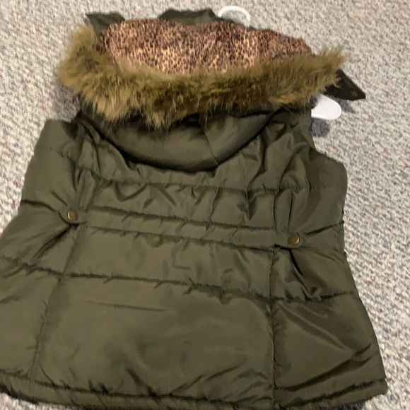 Army green faux fur trim hooded puffer vest - Picture 6 of 8
